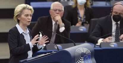 La presidenta de la Comisión Europea, Ursula von der Leyen, el presidente del Consejo Europeo, Charles Michel, y el jefe de política exterior, Josep Borrell, en el Parlamento Europeo en Estrasburgo, Francia, el 6 de abril de 2022.