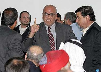 Erekat (en el centro) informa a la prensa de la suspensión de la reunión del Consejo Legislativo palestino en Ramala.