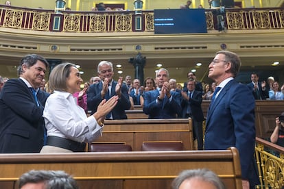 La bancada del PP aplaude a Alberto Núñez Feijóo tras su discurso de investidura, este martes en el Congreso.