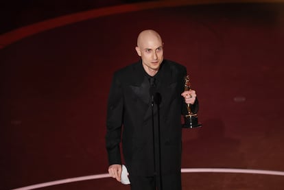 Daniel Blumberg acepta el Oscar a la mejor banda sonora original por 'The Brutalist', en la 97.ª edición de los Premios de la Academia.