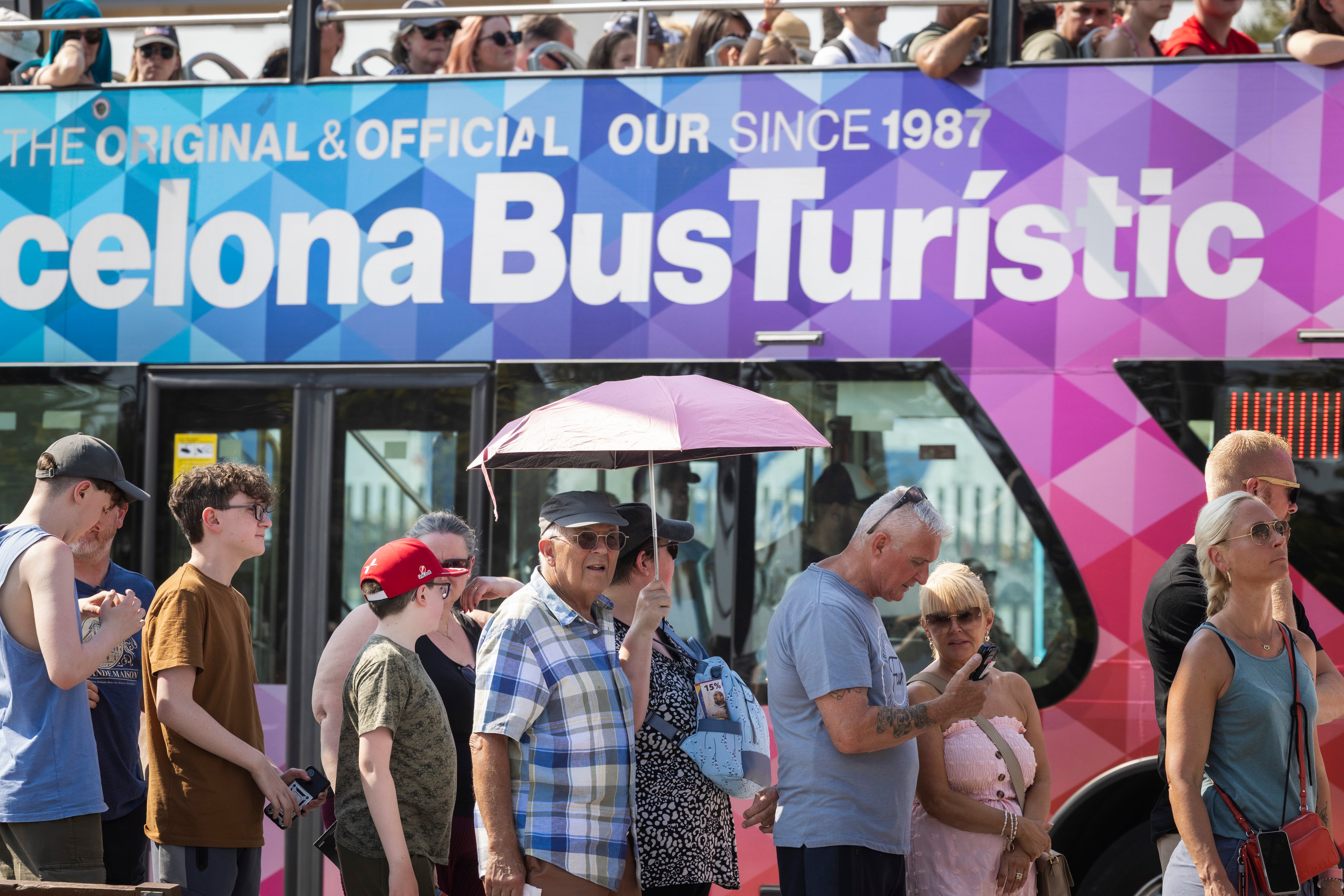 Grupos de turistas en Barcelona, este viernes.