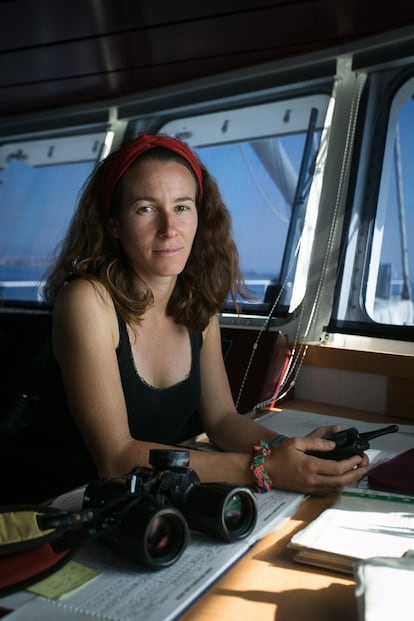 María Martínez, nacida en Sitges (Barcelona) es la primera oficial del Rainbow Warrior III y tiene 31 años. Es marina mercante de profesión y, a pesar de que su pasión es el mar, estuvo a punto de tirar la toalla hace cinco años. Pero se cruzó Greenpeace y el Rainbow. Desde 2014 lleva intercalando tres meses en el mar y tres meses en tierra. “Esto da un sentido a mi profesión”, dice la única primer oficial que hay en Greenpeace.