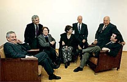 De izquierda a derecha, Gonzalo Celorio, Juan Cruz, Rosa Regás, Adriana Ozores, Omar Prego, Jesús de Polanco y Antonio Muñoz Molina, ayer, en casa de América, momentos antes de hacer público el fallo del IV  Premio Alfaguara de Novela.