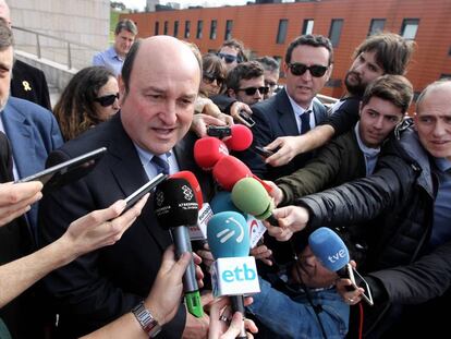 El presidente del PNV, Andoni Ortuzar, atiende a los periodistas en Bilbao.