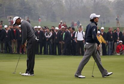 Tiger ensaya el putt a la espalda de McIlroy