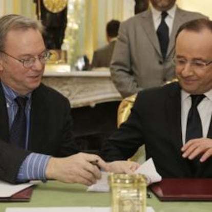 El presidente francés, Francois Hollande, junto con el presidente ejecutivo de Google, Eric Schmidt