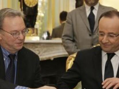El presidente francés, Francois Hollande, junto con el presidente ejecutivo de Google, Eric Schmidt