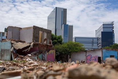 De um lado, a Vila Autódromo sobrevive entre casas derrubadas por retroescavadeiras e entulhos, do outro, o Parque Olímpico atinge 97% da sua construção.