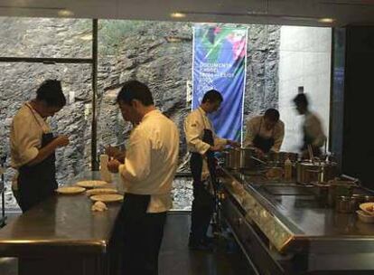 Un grupo de cocineros preparan la cena en la cocina de El Bulli, de Ferran Adrià.