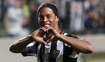 Ronaldinho celebra la victoria de su equipo, el Atlético Mineiro, ante el Newell's Old Boys en la final de la Copa Libertadores en julio de 2013.