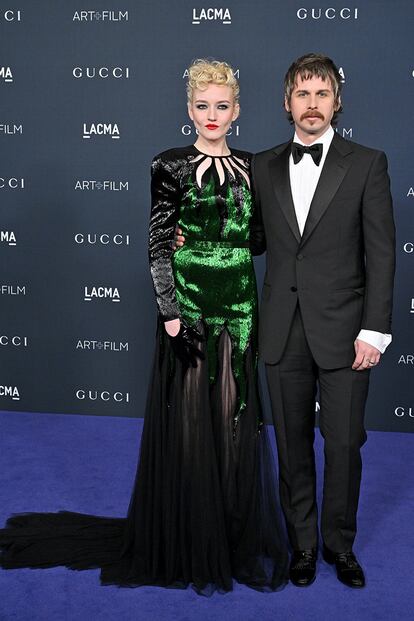 Con un vestido verde de Gucci, la actriz Julia Garner, que interpretará a Madonna en su próximo biopic, acudió junto a su marido, el músico Mark Foster (de Foster the People).