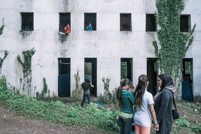 Campamento extraoficial de Bihać. Los emigrantes proceden de Pakistán, Afganistán, Irak, Siria y Argelia. La mayoría lleva dos o tres años de viaje. A menudo pasan temporadas varados en Turquía o en Serbia, decididos a seguir esforzándose por llegar a su destino final, que suele ser Alemania, Suecia o Francia. Debido al cierre de las demás rutas hacia Europa occidental, a Croacia y su policía les ha tocado actuar de guardas de las puertas de la Unión Europea.