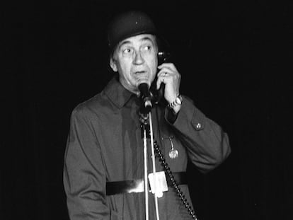 El humorista Miguel Gila, hablando por teléfono en una de sus actuaciones, en 1983.