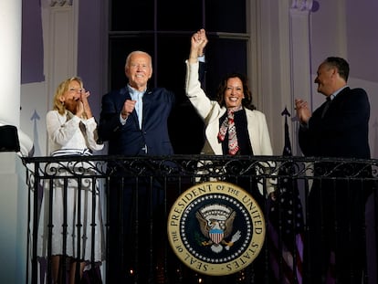 El presidente de Estados Unidos, Joe Biden, y la vicepresidenta, Kamala Harris, levantan la mano en un balcón de la Casa Blanca este jueves en presencia de la primera dama, Jill Biden, y el segundo caballero, Doug Emhoff.