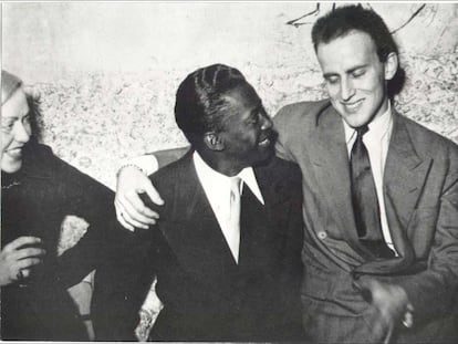 Boris Vian con Miles Davis en una fotografía de los años cincuenta.