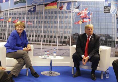 La canciller Ángela Merkel y el presidente estadounidense Donald Trump, posan para una foto durante un encuentro bilateral.