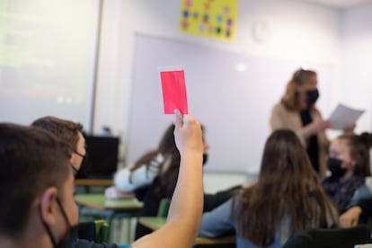 Clase de educación sexual en el IES Valle de Aller, en Asturias, en la que los alumnos levantan tarjetas rojas para indicar que una afirmación es un mito. 