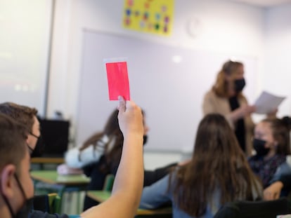 Clase de educación sexual en el IES Valle de Aller, en Asturias, en la que los alumnos levantan tarjetas rojas para indicar que una afirmación es un mito. 