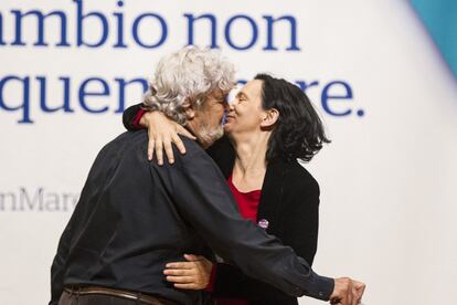 Carolina Bescansa (Podemos) y Xose Manuel Beiras (Anova) se abrazan durante la I Asamblea de En Marea. 