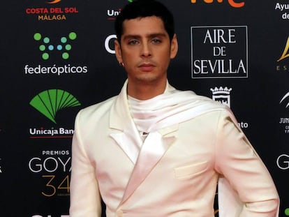 Eduardo Casanova posando en la alfombra roja de los Goya 2020.