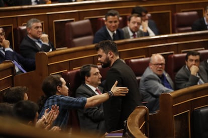 El portavoz adjunto de ERC en el Congreso, Gabriel Rufián, durante la votación del debate de investidura del líder del PP, Mariano Rajoy.