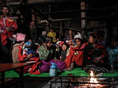 Miembros de la tribu naga esperan a ser atendidos en una clínica móvil en la aldea de Khar Lay, en Myanmar, el 5 de febrero de 2020.