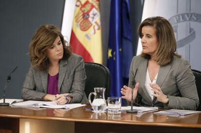 La vicepresidenta del Gobierno, Soraya Saénz de Santamaría, acompañada por la Ministra de Empleo, Fátima Báñez.