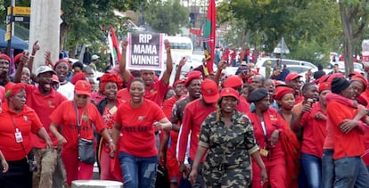 Miembros del partido de la oposición Luchadores por la Libertad Económica (EFF) en su marcha hacia la casa de Winnie Mandela, en Soweto (Johannesburgo). 