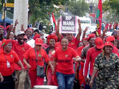 Miembros del partido de la oposición Luchadores por la Libertad Económica (EFF) en su marcha hacia la casa de Winnie Mandela, en Soweto (Johannesburgo). 