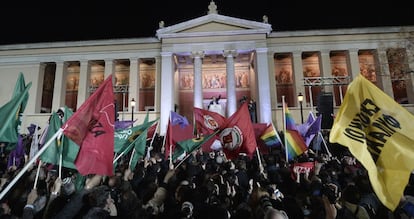 Alexis Tsipras celebra la victoria con sus simpatizantes después de ganar las elecciones. "Es una victoria histórica para el pueblo griego, que se ha expresado mayoritariamente contra la austeridad", ha señalado la fuente de Syriza citada por 'Kathimerini'.