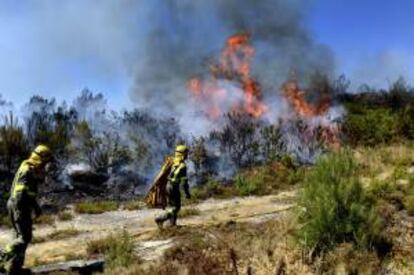Brigadistas en las labores de extinción en el incendio forestal cercano a Portamieiro (Vilamarín), en Ourense.