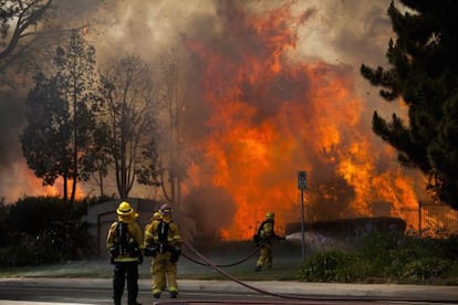 Bombeiros tentam apagar inc&ecirc;ndio em Carlsbad, San Diego. 