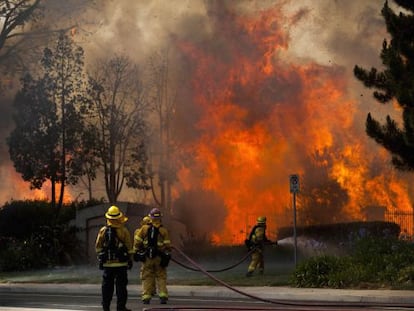 Bombeiros tentam apagar inc&ecirc;ndio em Carlsbad, San Diego. 