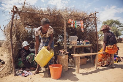 Una mujer usa una pequeña cantidad de agua que compró en un quiosco en Tsihombe, en la región de Androy, al sur de Madagascar.