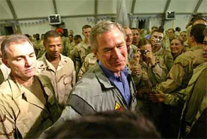 El presidente de Estados Unidos, George W. Bush, rodeado de militares ayer en la base militar del aeropuerto de Bagdad.