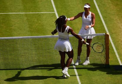 Muguruza y Williams se acercan para abrazarse segundos después del último punto.