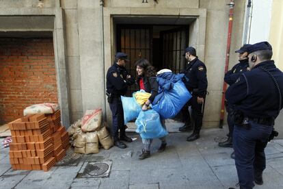 La oficina de vivienda del hotel y el movimiento 15-M ha convocado esta tarde a las 20.00 una concentración en repulsa por el desalojo de la Puerta del Sol a través de la red social Twitter.