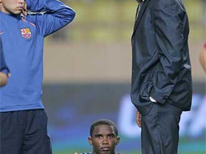 Saviola, junto a Eto'o y Rijkaard, en el partido de la Supercopa.