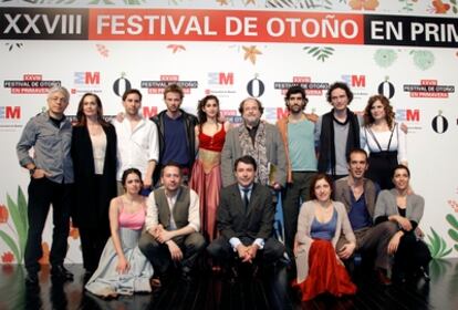 El vicepresidente y consejero de Cultura y Deporte de la Comunidad de Madrid, Ignacio González (al centro, agachado) junto al director artístico del Festival de Otoño en primavera, Ariel Goldenberg, y el director teatral Juan Carlos Corazza, los integrantes de su compañía Teatro del Estudio y otros actores que estarán presentes en el XXVIII Festival de Otoño en primavera.