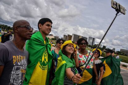 Seguidores de Jair Bolsonaro posam para foto diante da Catedral de Brasília, às vésperas da posse.