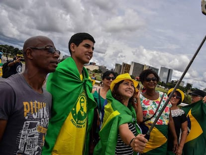 Seguidores de Jair Bolsonaro posam para foto diante da Catedral de Brasília, às vésperas da posse.