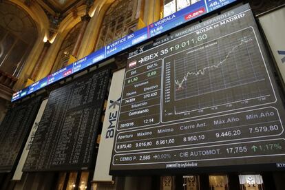 Paneles de cotizaciones de la Bolsa de Madrid.