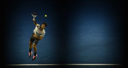 Federer ejecuta un saque ante Raonic.