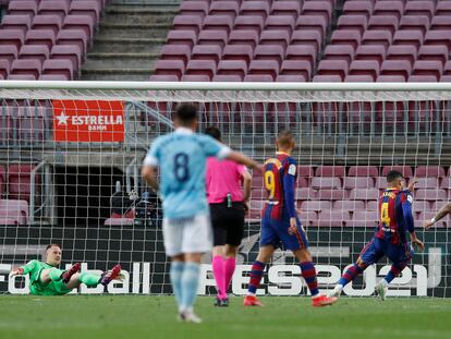 Santi Mina marca su segundo gol ante el Barcelona este domingo en el Camp Nou.