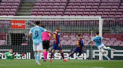 Santi Mina marca su segundo gol ante el Barcelona este domingo en el Camp Nou.