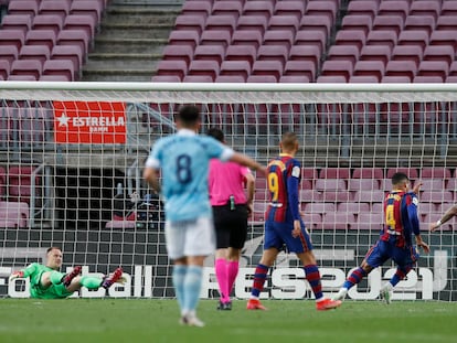 Santi Mina marca su segundo gol ante el Barcelona este domingo en el Camp Nou.