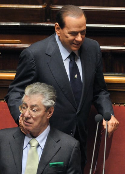 Silvio Berlusconi acaricia al líder de la Liga Norte, Umberto Bossi, durante la sesión del Senado.