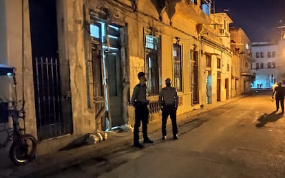 Policiais na frente da sede do Movimento San Isidro, em Havana, após detenção de manifestantes.