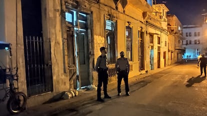 Policiais na frente da sede do Movimento San Isidro, em Havana, após detenção de manifestantes.