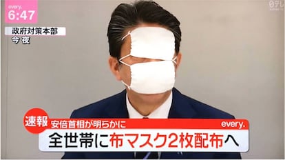 Meme con la imagen en TV del primer ministro Shizo Abe ridiculizado tras anunciar el envío de dos mascarillas por hogar.